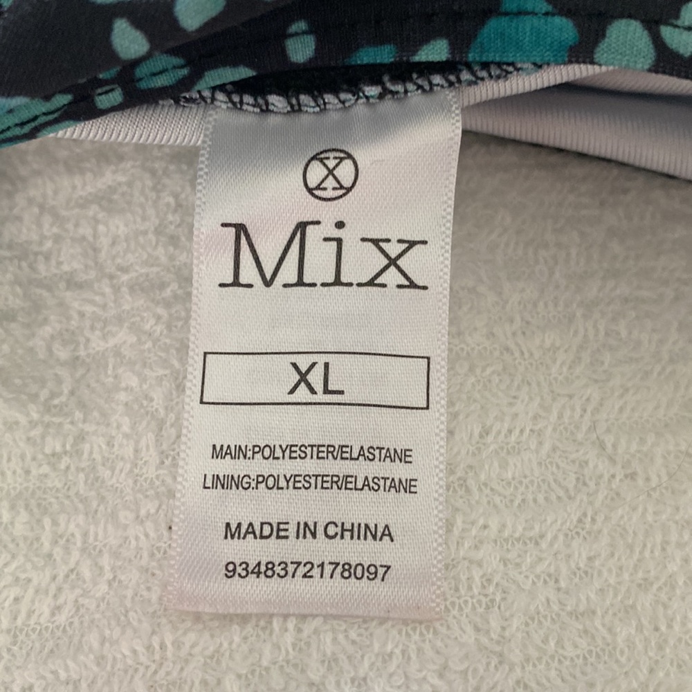 XL SPORTS BRA Black & shades of green racer style back size 12- 14 best fit NWOT - Picture 4 of 6